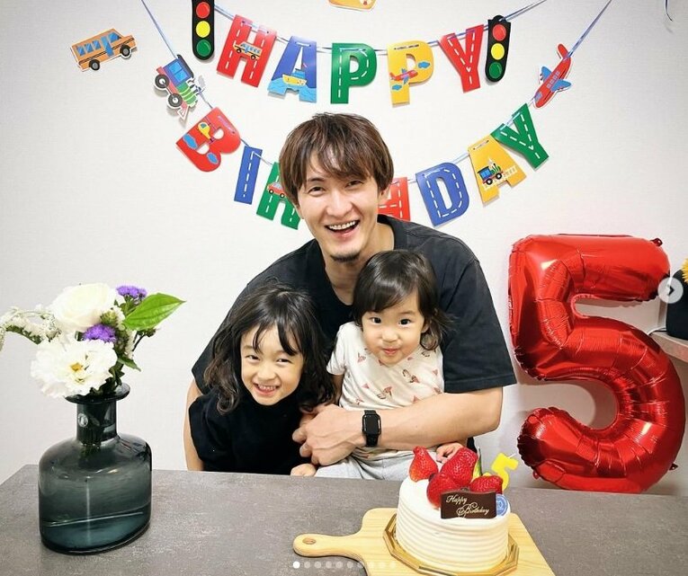 2人の子どもたちと岡田選手／本人のInstagramより引用