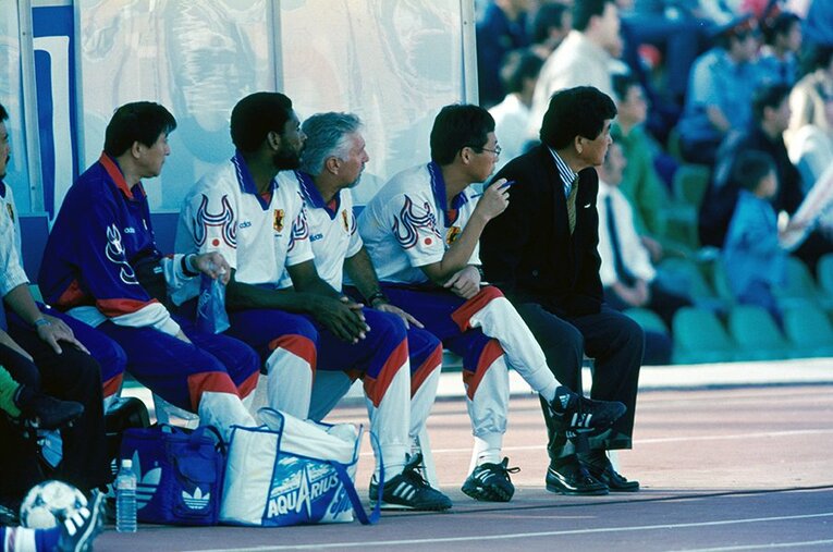 1997年フランスW杯予選での加茂氏（右端）と岡田氏　©Kazuaki Nishiyama