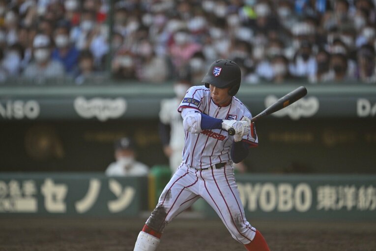 4番・賀谷勇斗を迎える。賀谷の回想「球場全体から手を叩く男が聞こえてきた」　©Hideki Sugiyama