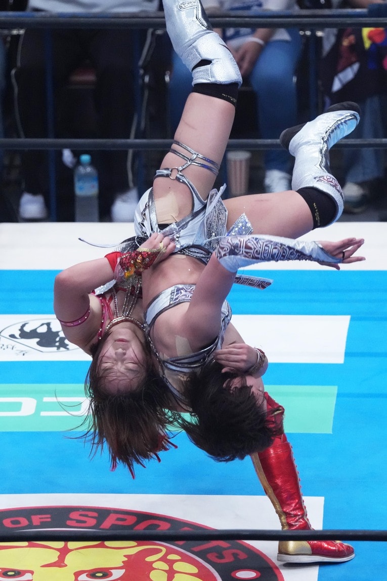 朱里に裏投げを放つSareee　©Essei Hara