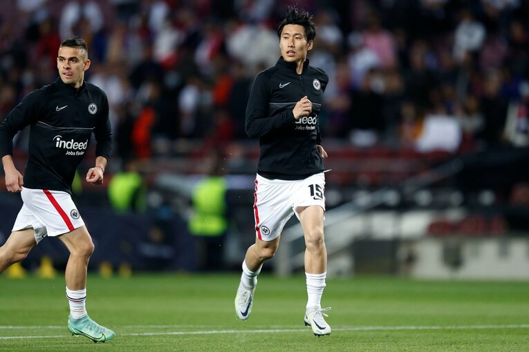 「初めて日本人がバルサのカンプノウで勝利」歴史的瞬間を撮った… 鎌田大地のアシストと献身に感動した理由〈長谷部誠も出場〉(5)