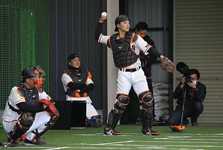 キャンプでブルペンに入った石川慎吾外野手　(C)Sankei Shinbun