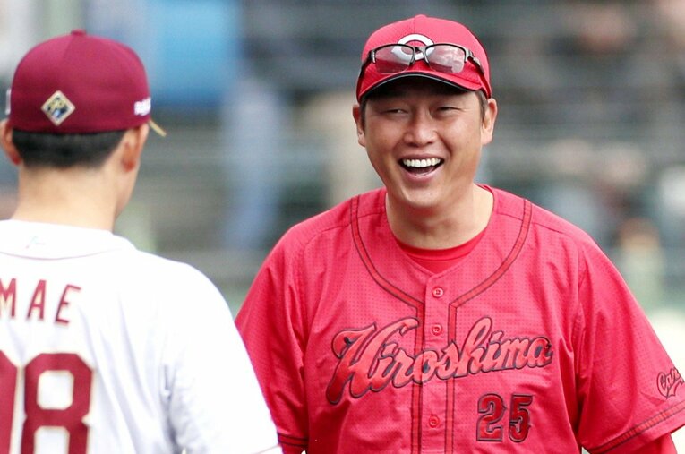 現有戦力を考えると悩みは多かろうとも思えるが、新井監督はいつも朗らかだ ／ photograph by JIJI PRESS