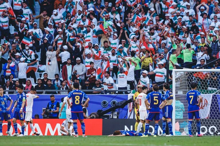 PKを宣告され、ピッチに倒れ込む板倉滉（4枚目／全4枚）©Kiichi Matsumoto