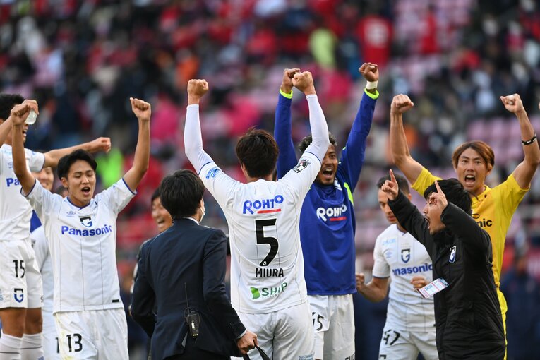 J1残留が決定した瞬間、拳を突き上げる選手たち