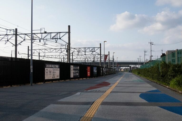 スタジアムへの歩行者専用の道