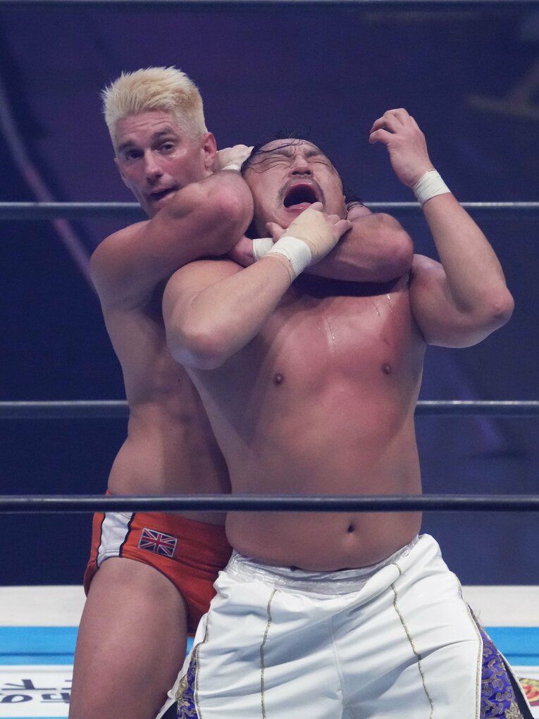 後藤洋央紀をスリーパーホールドで絞めるザック・セイバーJr.　©Essei Hara