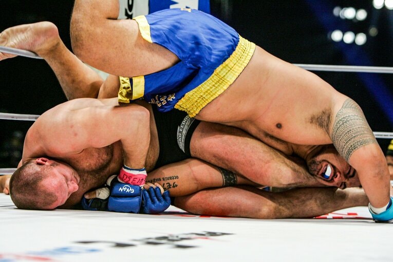 エメリヤーエンコ・ヒョードルの腕十字からエスケープするマーク・ハント　©Susumu Nagao