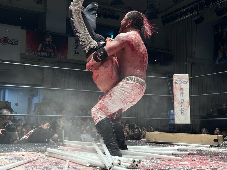 スワイプすると「エル・デスペラードvs葛西純」など激闘写真をご覧になれます　©Norihiro Hashimoto