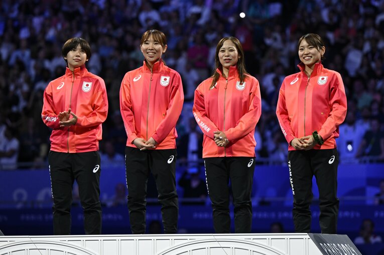 パリ五輪で銅メダルを獲得したフェンシング女子フルーレ団体の日本代表　©Asami Enomoto/JMPA