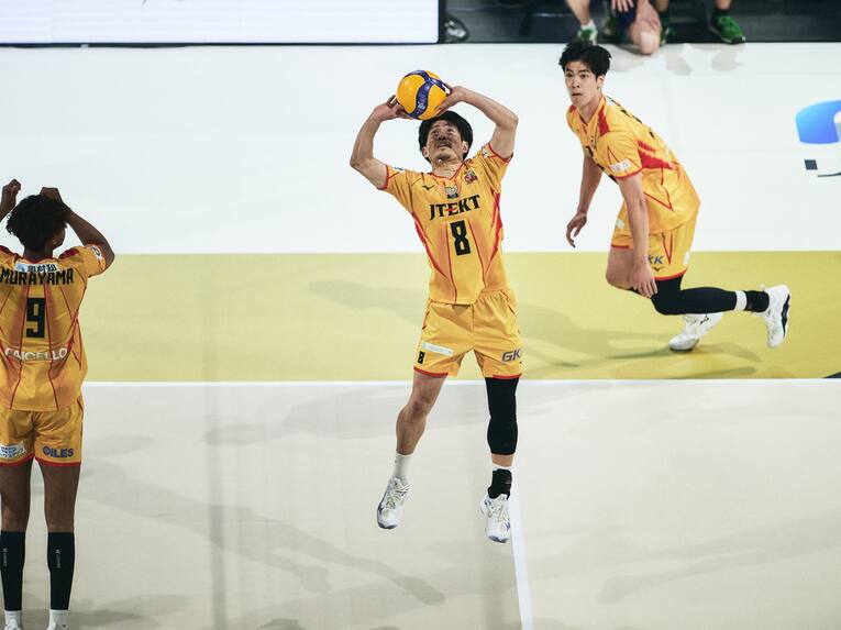 関田誠大、宮浦健人（ジェイテクトSTINGS愛知）　©︎Yuki Suenaga