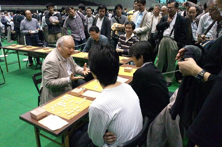 2012年の将棋イベントで、5面指しの指導対局をした加藤　©Noboru Tamaru