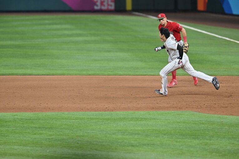 メキシコ戦9回、「塁に出てくる」の宣言通りツーベースを放ち、ベンチを鼓舞する大谷　©Naoya Sanuki