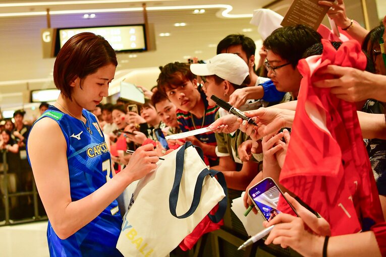 中国ラウンドでファンに囲まれる古賀紗理那©︎Volleyball World
