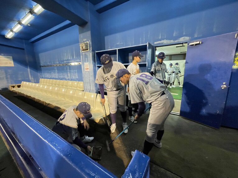 東北大会の試合が終わったあと、ベンチを丁寧に掃除する花巻東高校野球部員の姿が（筆者撮影）
