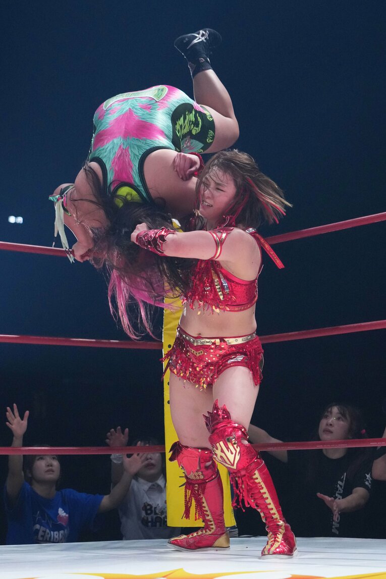 橋本千紘を投げるSareee　©Essei Hara