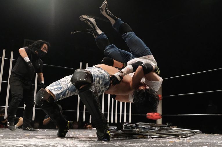 デスマッチファイター・ドリューは血がドクドク流れても試合を止めなかった 「ケガある、傷ある。でもやる。大好きだから」(57)