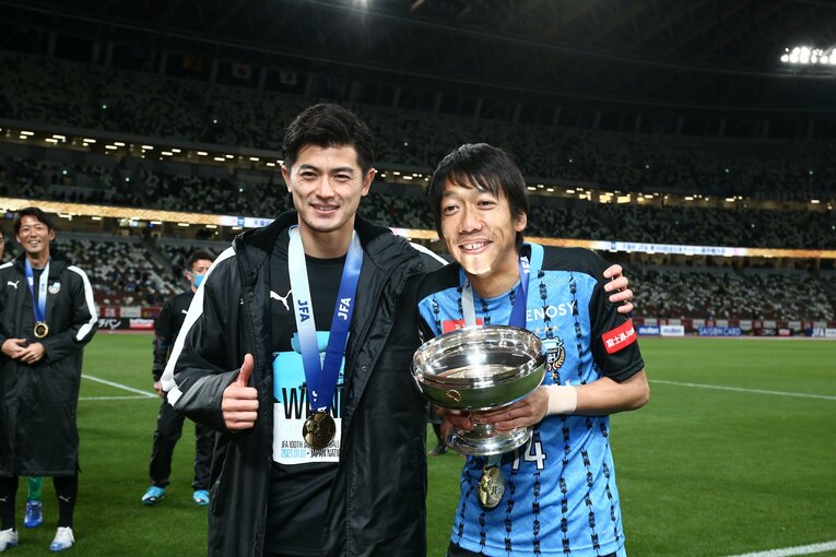 2021年元旦、中村憲剛にとって最後のタイトルとなった天皇杯優勝を喜び合う　©JFA/AFLO
