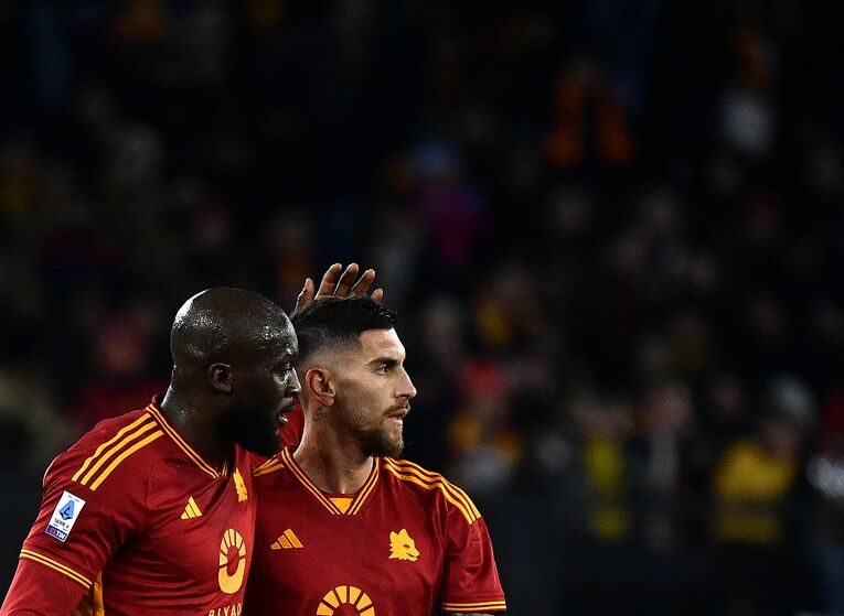 デロッシ体制初戦、ペッレグリーニと喜ぶルカク　©AFP/JIJI PRESS