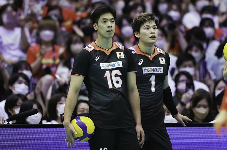 左利きのオポジットと共通点が多い宮浦健人（左）と西田有志。宮浦は西田がイタリアへ移籍した昨季のVリーグで日本人のトップのスコアを叩き出している ／ photograph by YUTAKA/AFLO SPORT