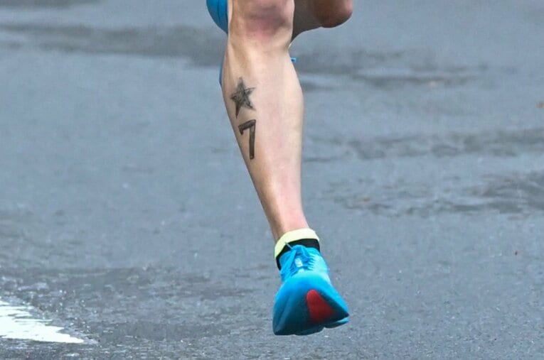 今回の箱根路で青学大の選手らの体の一部には「★7」の文字が。昨年2月に悪性リンパ腫で死去した当時3年生の皆渡星七さんの名前を表している　©Nanae Suzuki