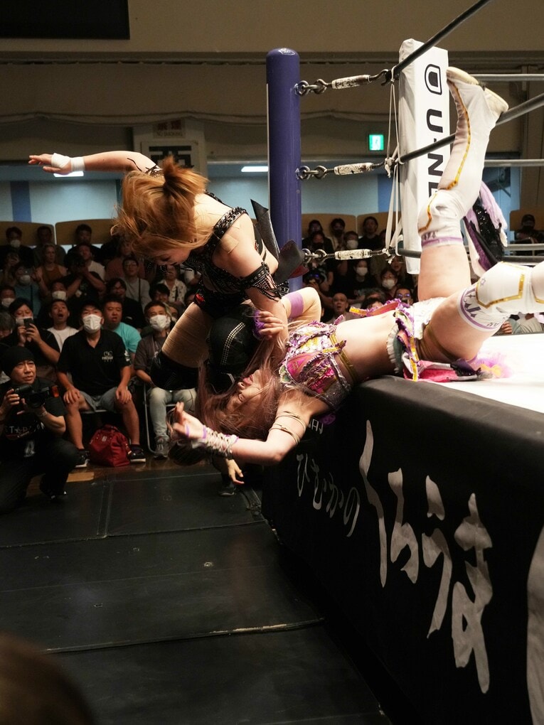 中野たむをエプロンで痛めつける鈴季すず