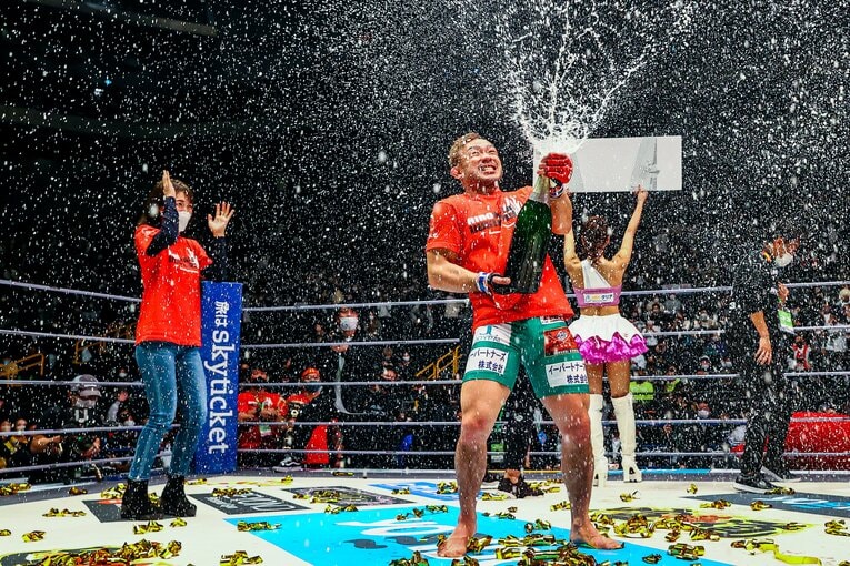 下馬評を覆し、バンタム級トーナメント優勝を果たした扇久保。公開プロポーズ成功後には、シャンパンで豪快に祝杯をあげた　©RIZIN FF Susumu Nagao