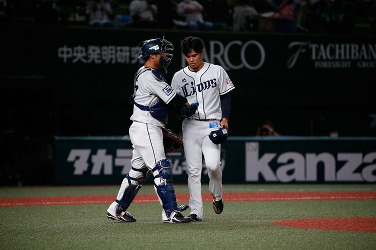 同じルーキーの先発・浜屋（右）に話しかける柘植　©︎Kyodo News