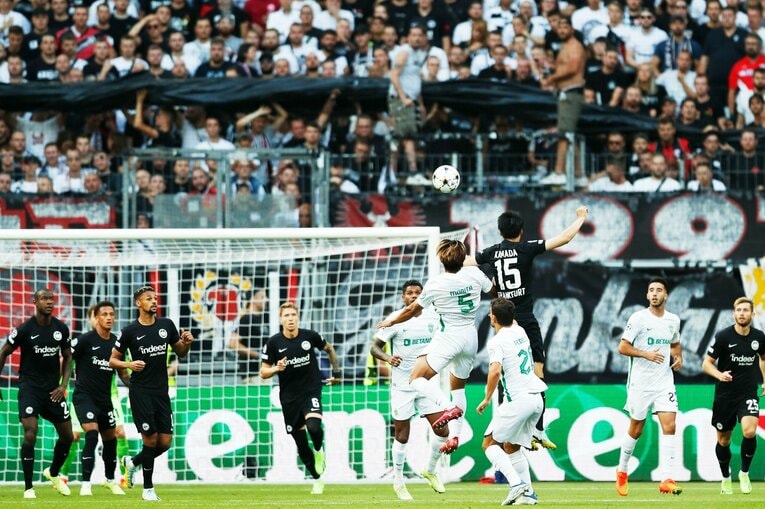 「“鎌田大地と守田英正が一緒に写った1枚”を狙いたいけど…」「長谷部誠はすでにコーチのように」CL日本人対決と“美しい夕焼け”撮影ウラ話(17)