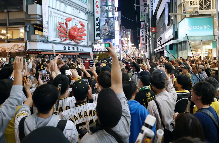 道頓堀付近の様子。観光客外国人も物珍しげだったとか　©JIJI PRESS