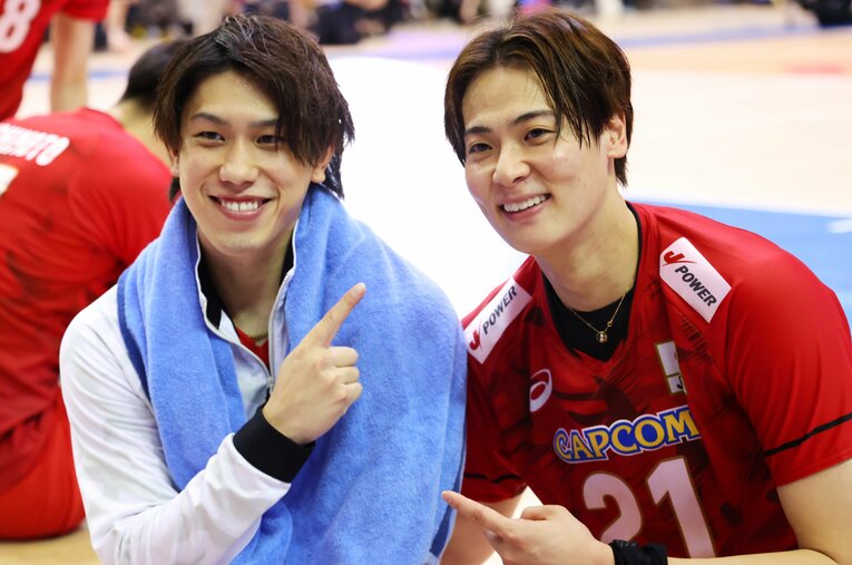 バレーボール男子日本代表でセッターのポジションを争う大宅真樹（左）と永露元稀 ／ photograph by JVA/AFLO SPORT