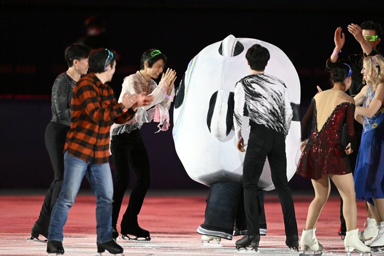 北京五輪エキシビションにて、他のスケーターたちと楽しそうな笑顔の羽生　©Asami Enomoto/JMPA