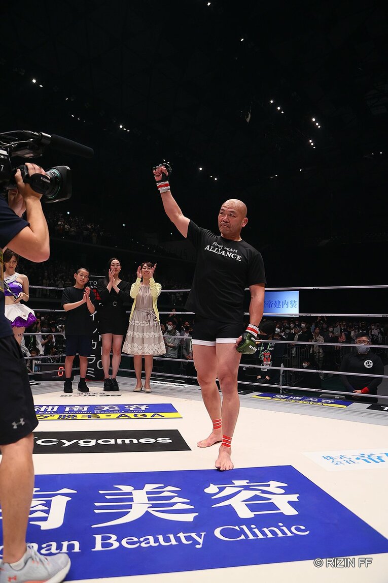 相撲界を懲戒解雇からRIZINへ…貴賢神がデビュー戦完敗でも見せた可能性とは？ 対戦した元警察官ファイターが絶賛した「凄い素質」(70)