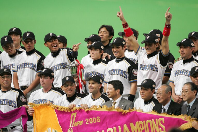 2006年、中日との日本シリーズを制しセレモニーでひとり両腕を突き上げて喜びを表現する新庄。この年限りで現役引退した　©︎Hideki Sugiyama