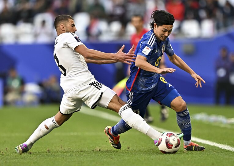 イラク戦の前半、2列目の左サイドでプレーする南野拓実　©Getty Images