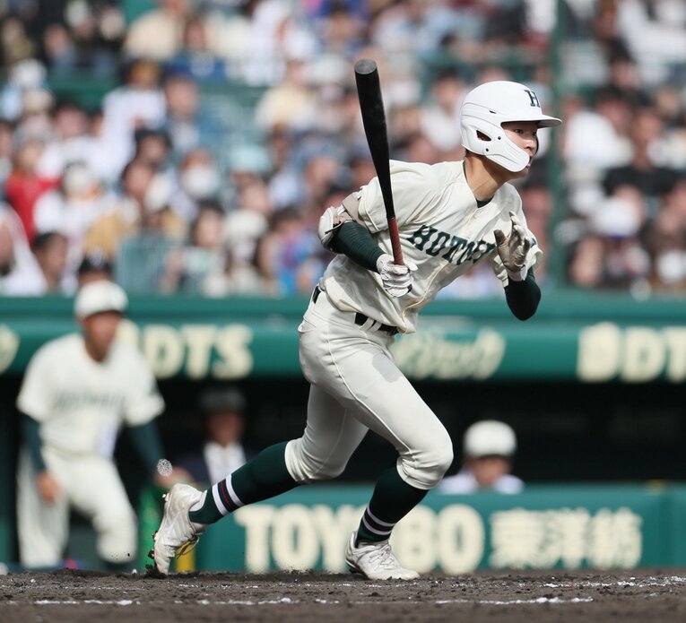 強豪・報徳学園で野手として活躍していた山岡は昨秋から投手にコンバート　©JIJI PRESS