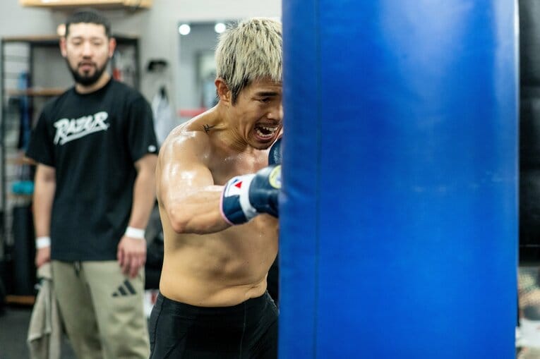 サンドバッグを叩く井岡一翔　©Takashi Shimizu
