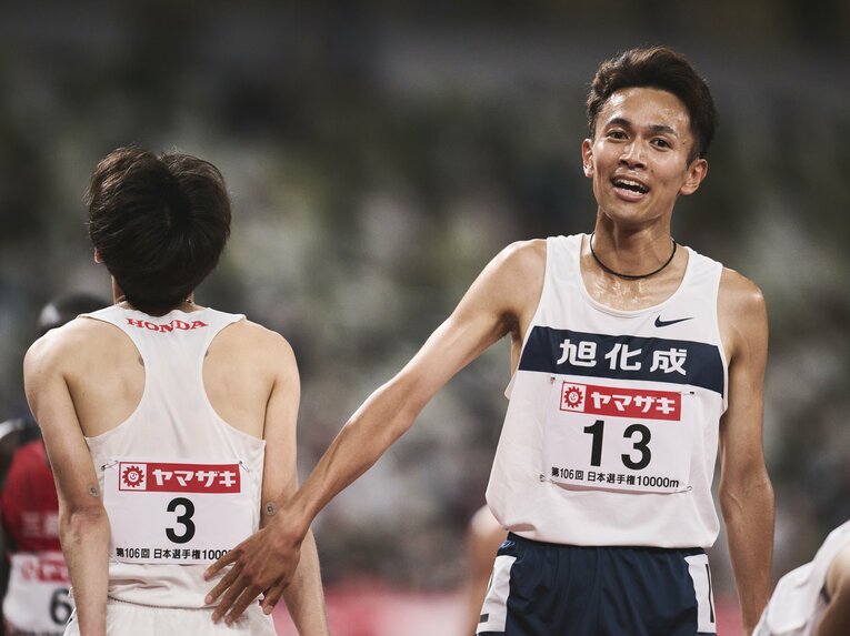 レース後、お互いをねぎらい合う伊藤と相澤　©Yuki Suenaga