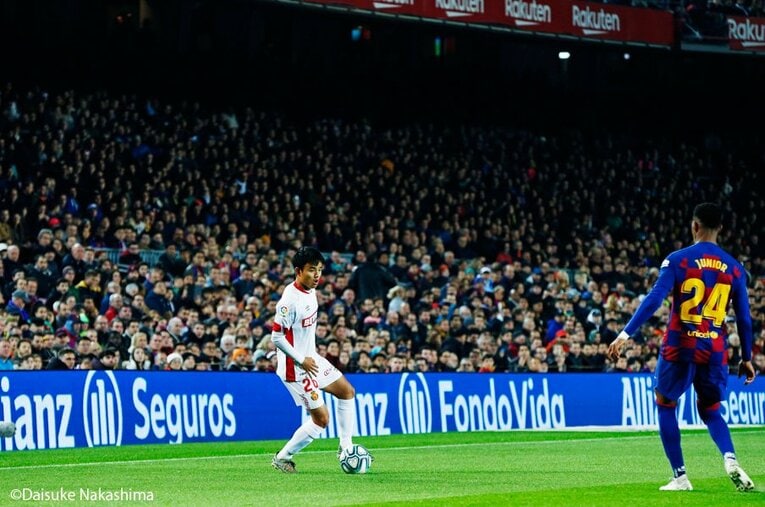 久保建英、初カンプノウの試合前。カメラマンが捉えた“一瞬の瞑想”。(12) ／ photograph by Daisuke Nakashima