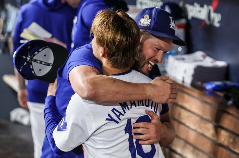 カーショウと熱い抱擁をかわす山本由伸。WBC電撃参戦が発表されたレジェンド左腕は山本の投球を大絶賛していた ／ photograph by Getty Images