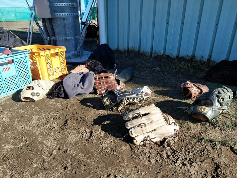 地元の小学生向けに野球教室を行う仙台一高野球部ナイン　©NumberWeb