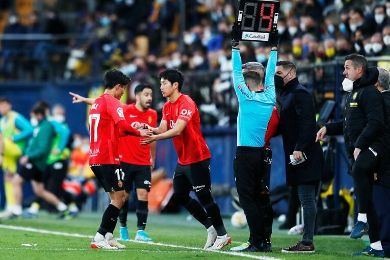 久保建英がエメリ戦術にハメられた？ “代表前の古巣ビジャレアル戦”撮影カメラマンが見た苦闘の要因〈少年ファンはユニをおねだり〉(37)