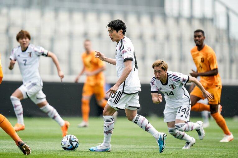 鈴木唯人と三戸はU-23アジア杯で未招集だったが、パリ世代の中軸を担ったメンバーだ　©AFLO