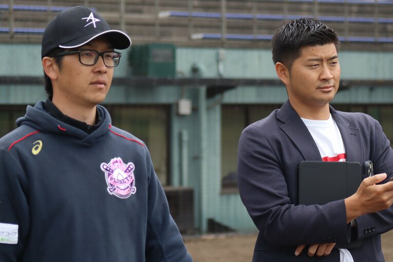 練習を見つめる伊藤監督と色川GM ©Kou Hiroo