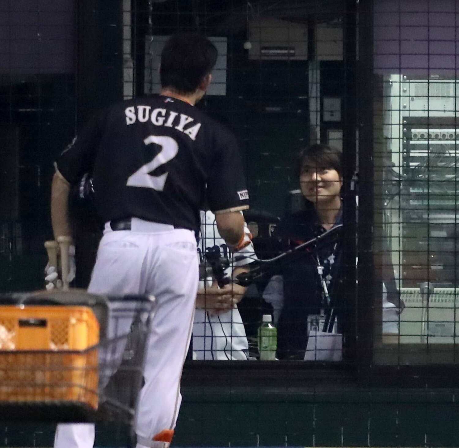 アナウンス室にいる鈴木さんに話しかける杉谷（2016年）©︎Sankei Shimbun