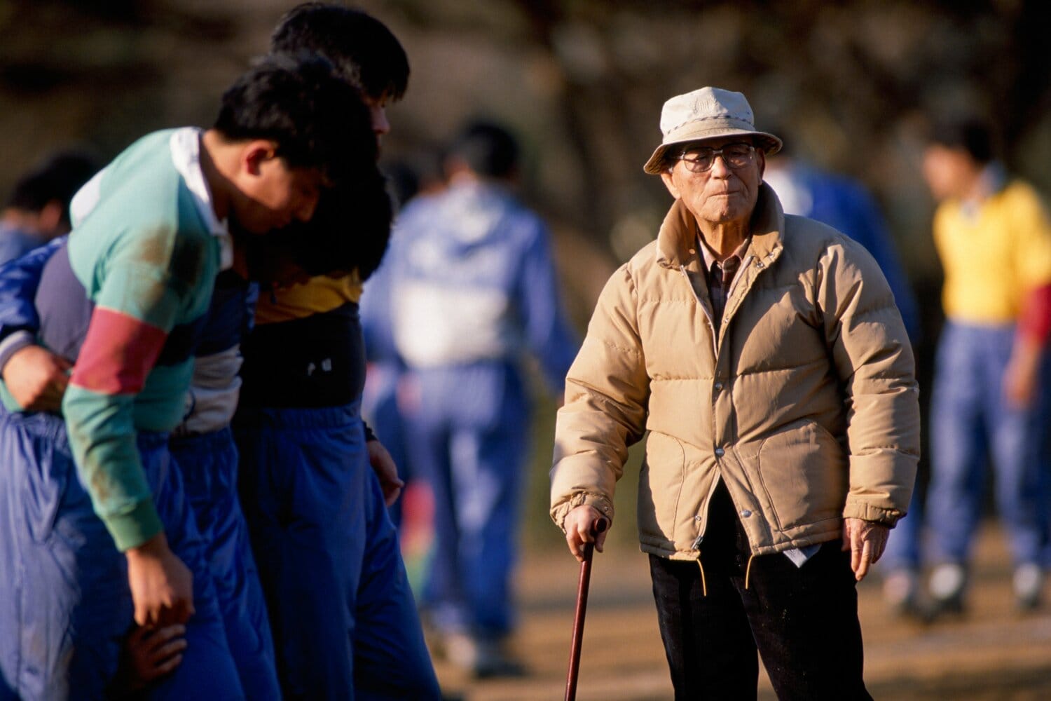 杖をつきながら選手たちを指導する北島忠治 ©︎BUNGEI SHUNJU