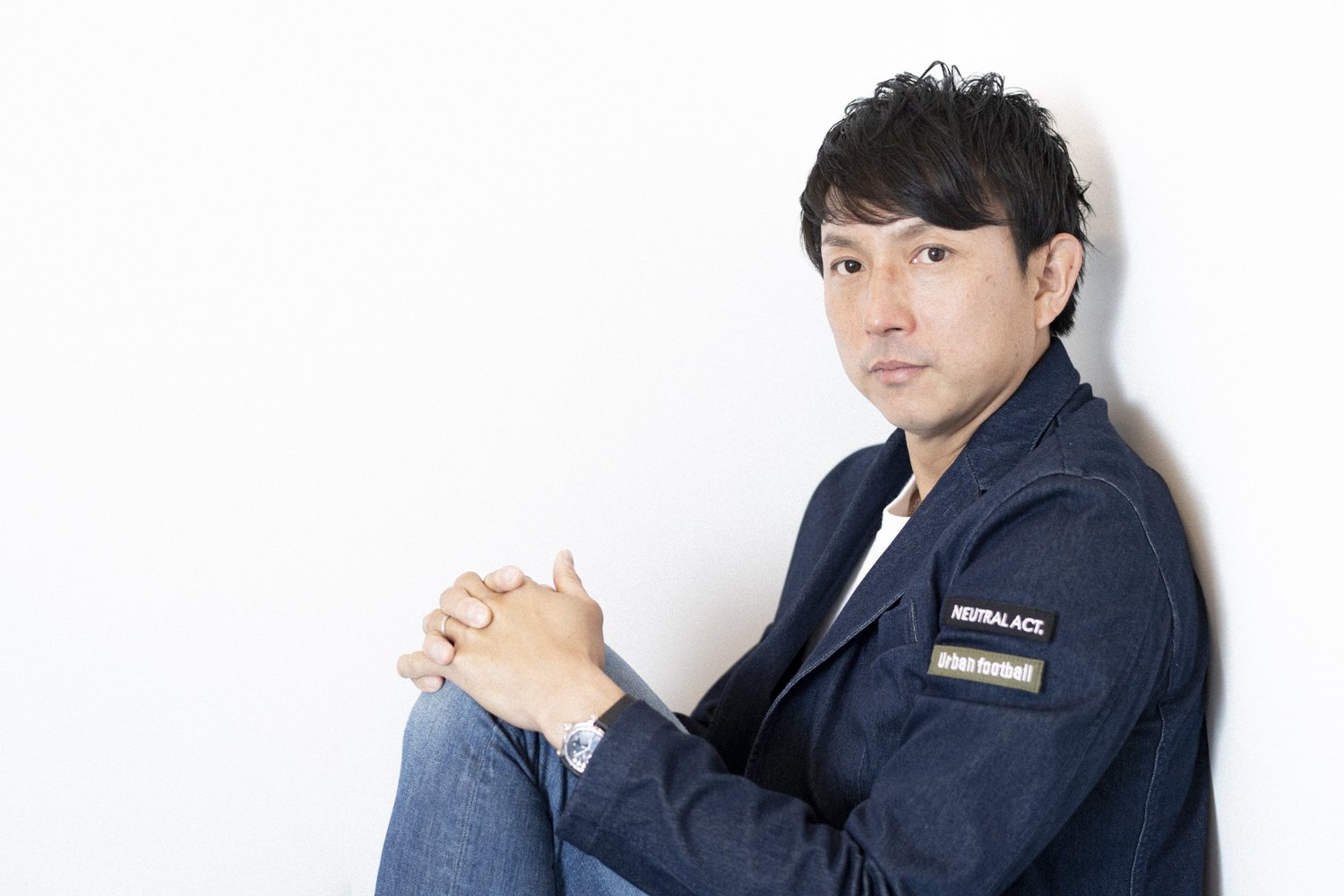 限られたスペースの中でミュージシャン風のポーズを決める川崎宗則　©︎Miki Fukano