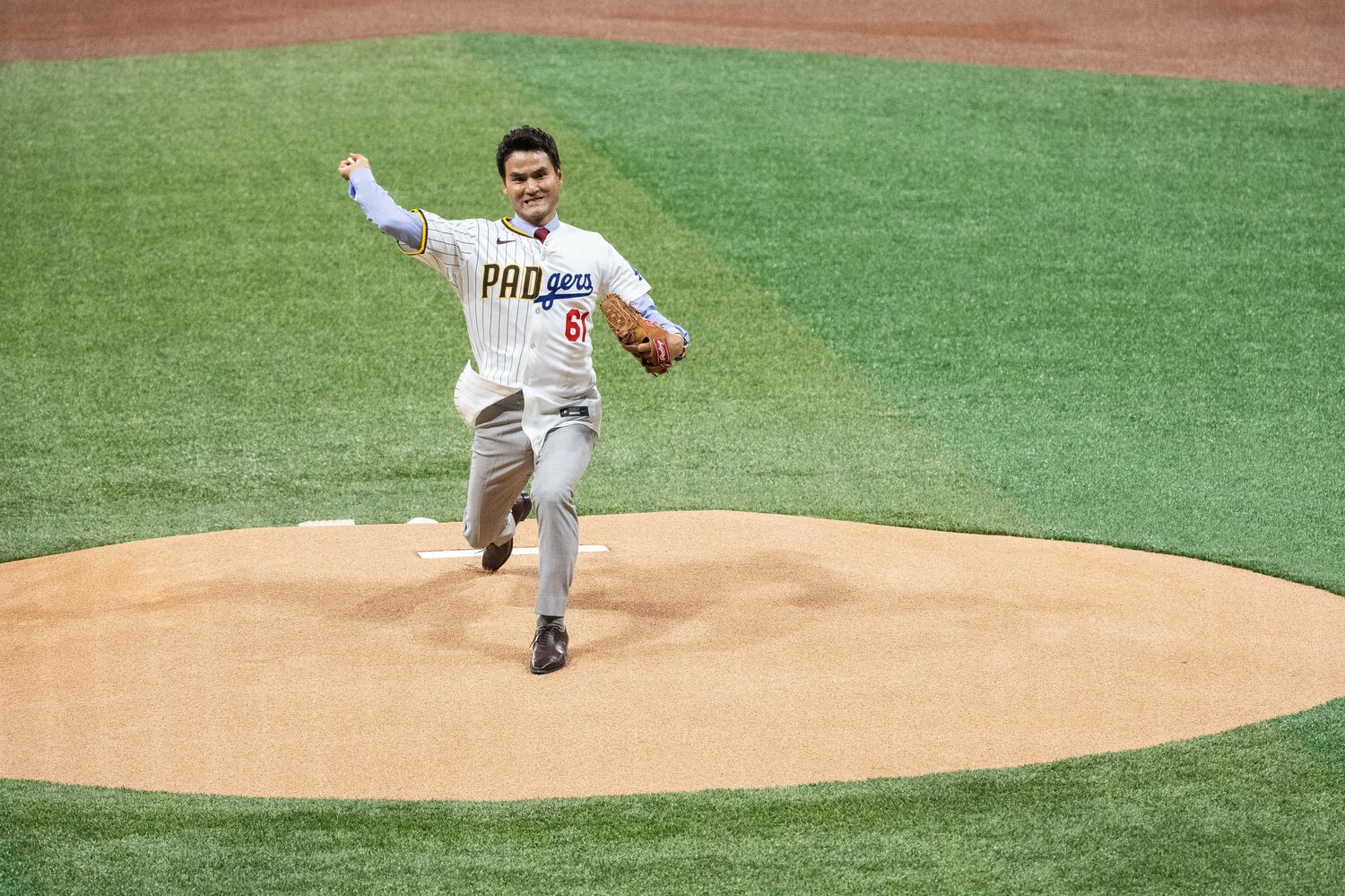 始球式に登板した朴賛浩。過去、選手としてプレーしたパドレスとドジャースをあわせた「Padgers」の粋なユニフォームで登場 ©Nanae Suzuki