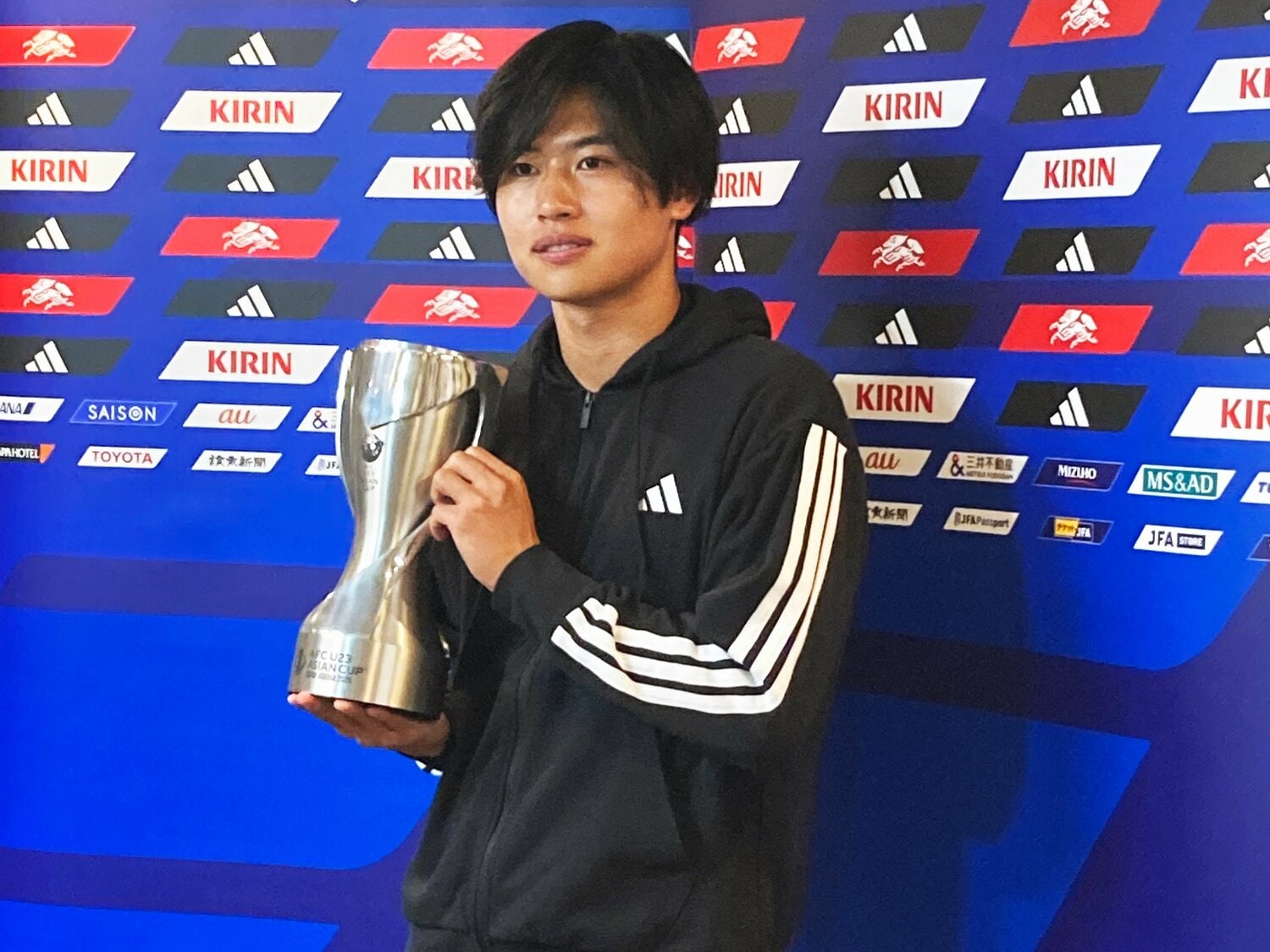 U-23アジア杯トロフィーを手にする市原吏音　©NumberWeb