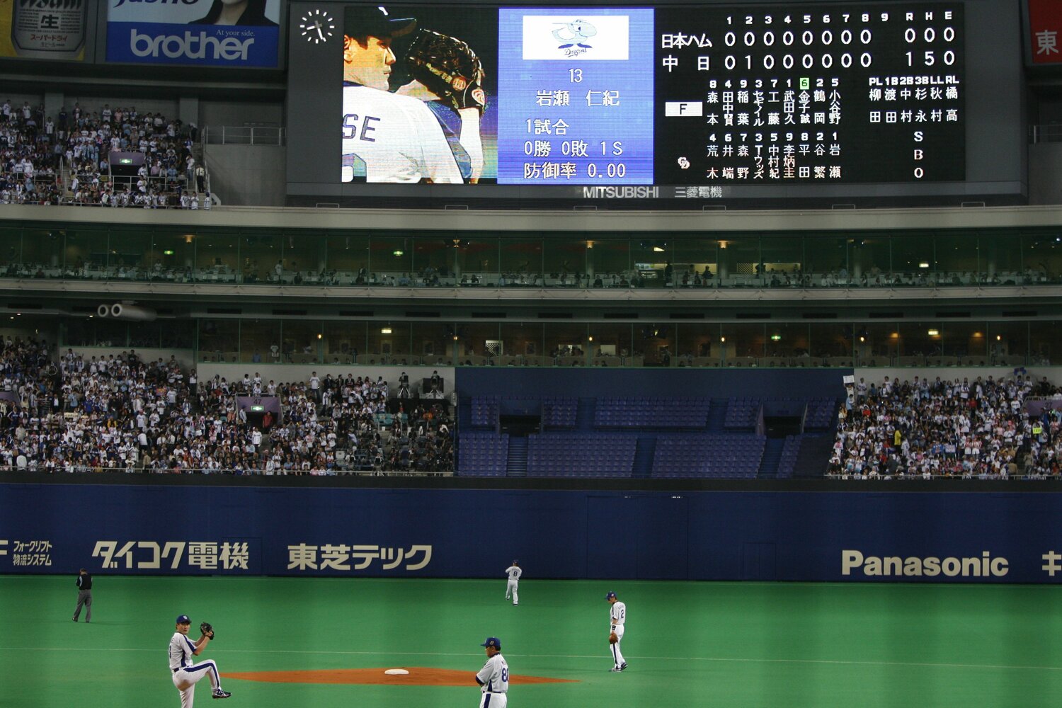 2007年の日本シリーズ第5戦。運命の9回、投球練習に入る岩瀬　©BUNGEISHUNJU